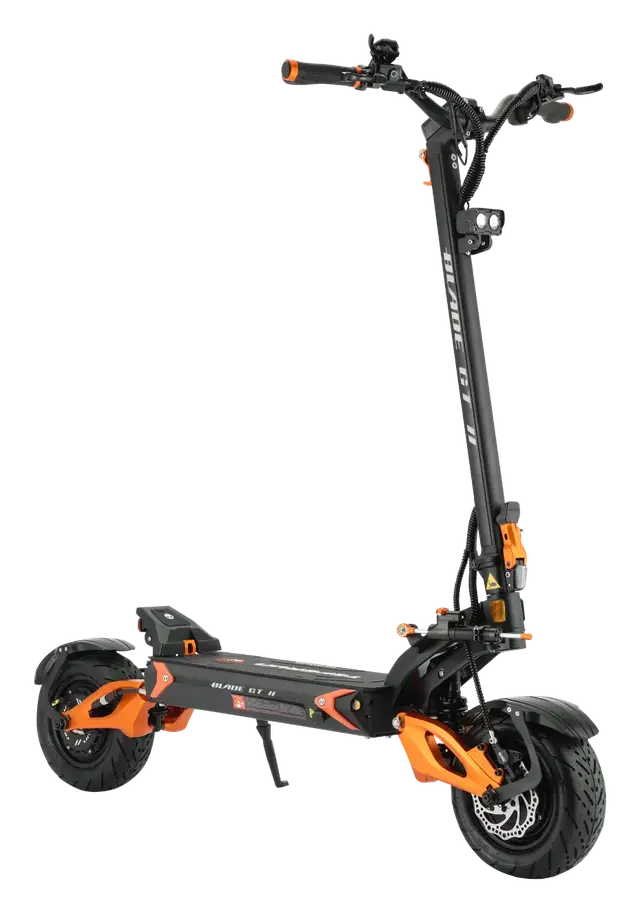 Turuncu detaylı Teverun Blade GT II önden çapraz stüdyo kesimi