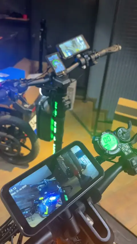 Gidondaki ekranda kamera görüntüsü, arkada LED’li scooterlar