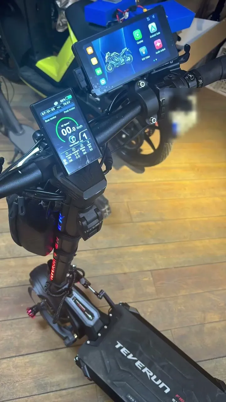 Teverun scooter’ın gidonunda CarPlay dokunmatik ekran ve renkli TFT gösterge