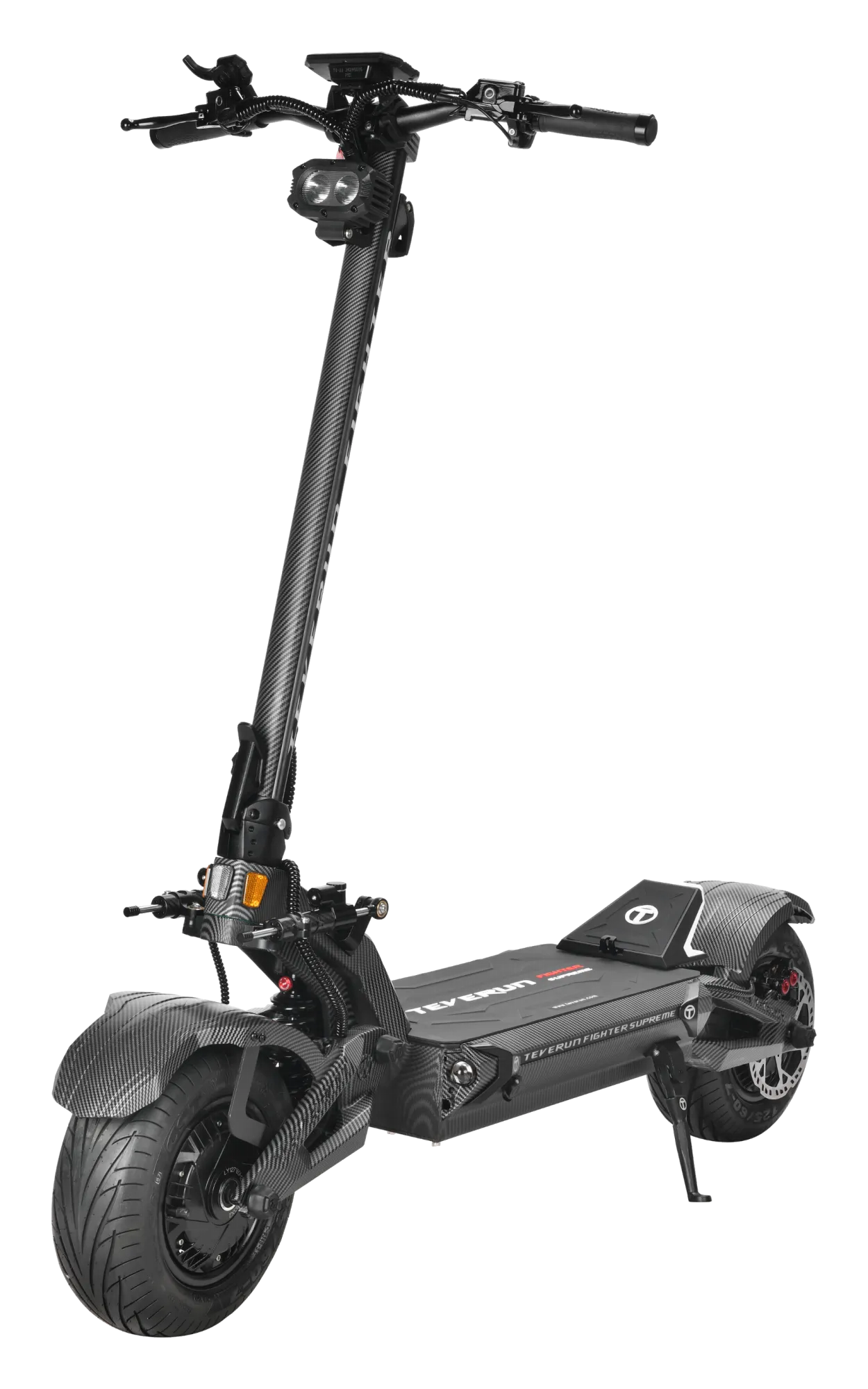 Teverun Fighter Supreme 7260R, karbon desenli gövdesiyle önden çapraz açıdan stüdyo kesimi