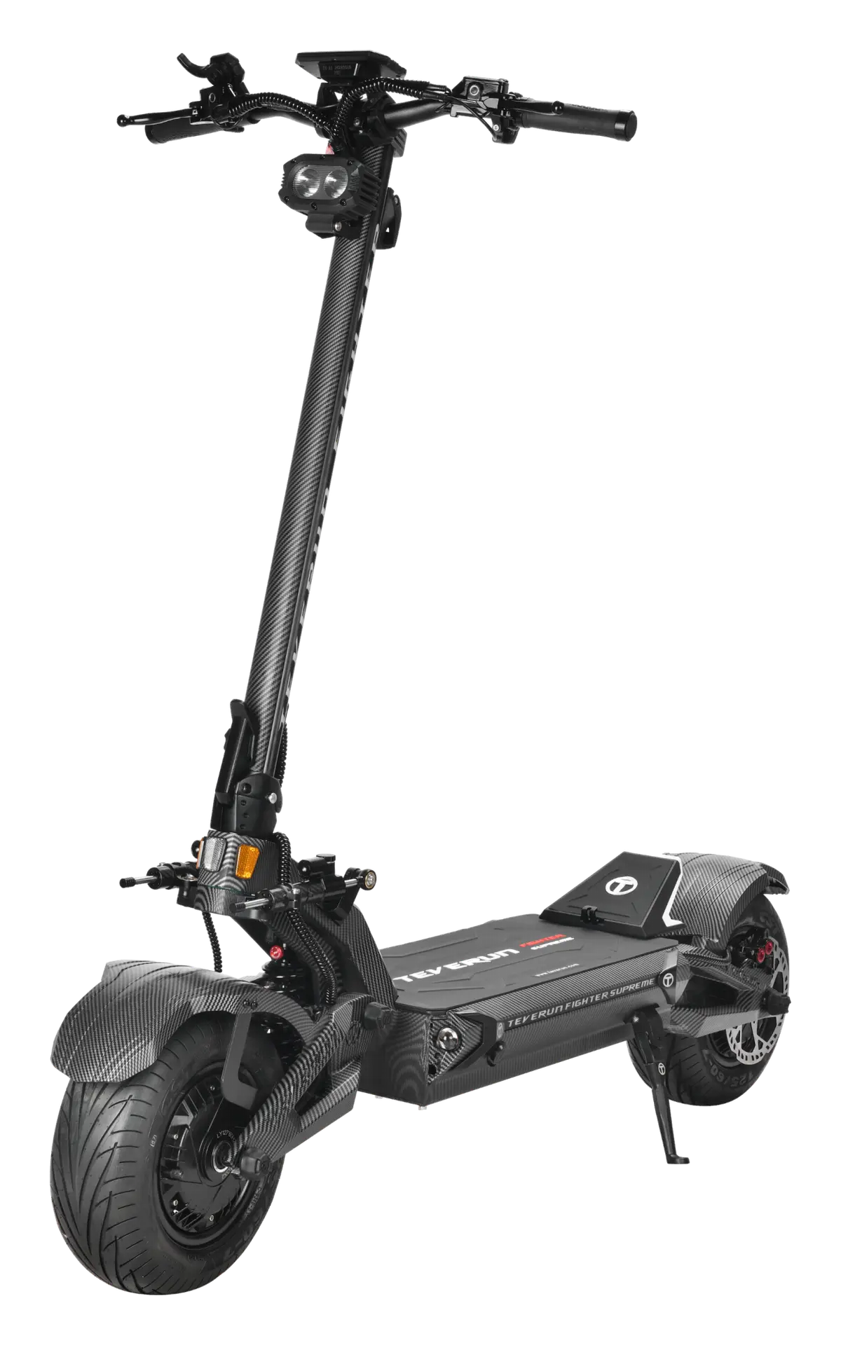 Teverun Fighter Supreme 7260R, karbon desenli gövdesiyle önden çapraz açıdan stüdyo kesimi
