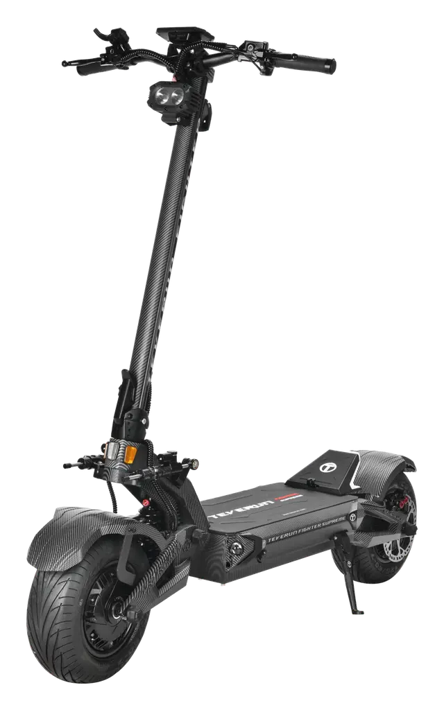 Teverun Fighter Supreme 7260R, karbon desenli gövdesiyle önden çapraz açıdan stüdyo kesimi