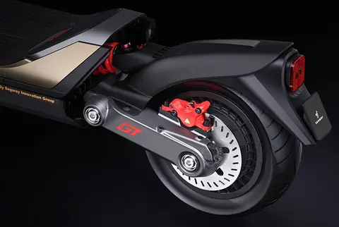 Segway SuperScooter GT serisi arka salıncak, kırmızı fren kaliperi ve fren diski, yakın çekim