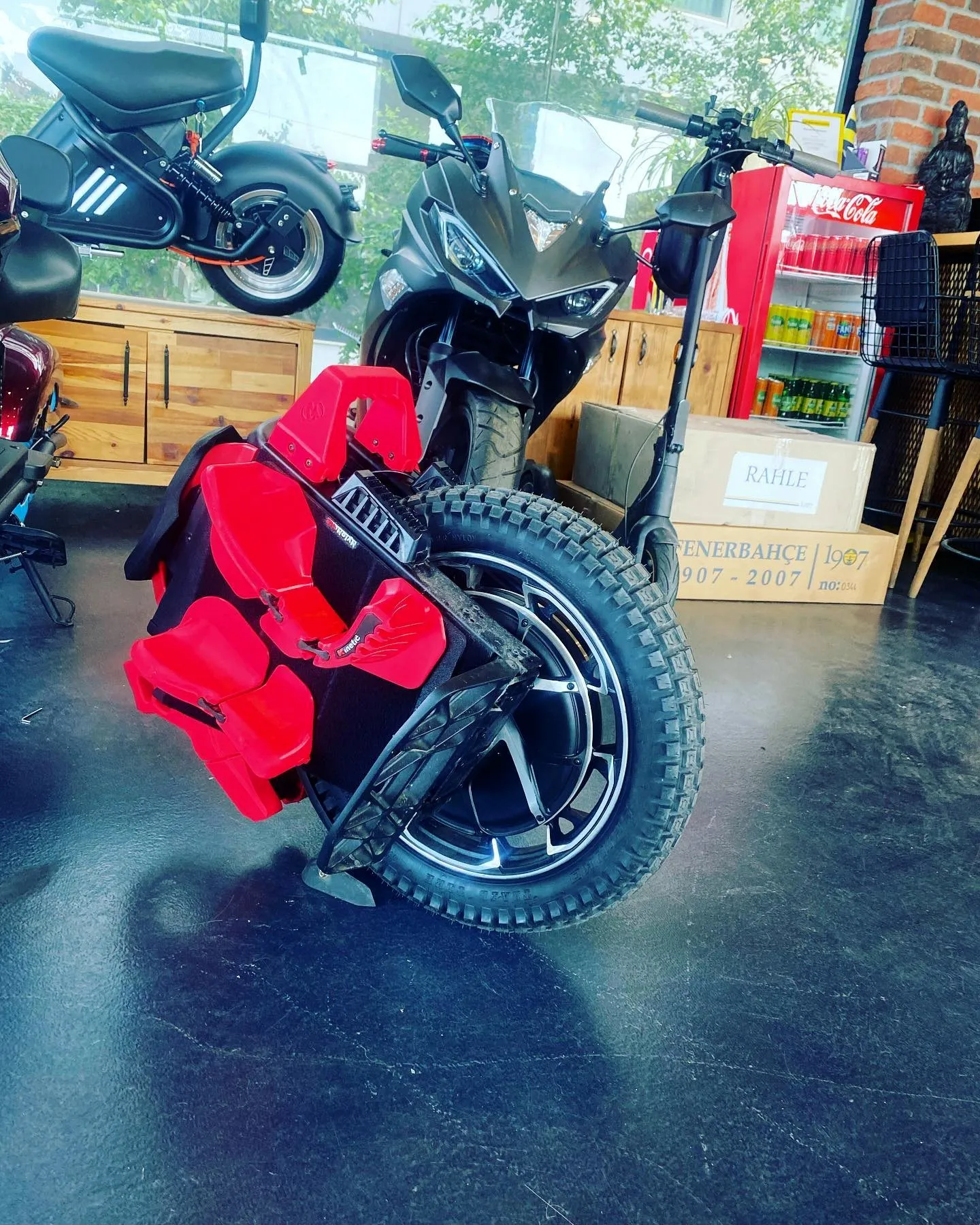 Kırmızı koruma pedli, arazi lastikli Kingsong S22 Pro elektrikli tek teker