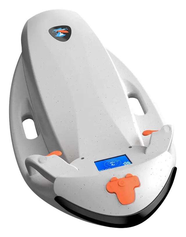 Beyaz V2 elektrikli jet bodyboard, ön çapraz görünüm; turuncu tetikli tutma kolları ve mavi LCD ekran